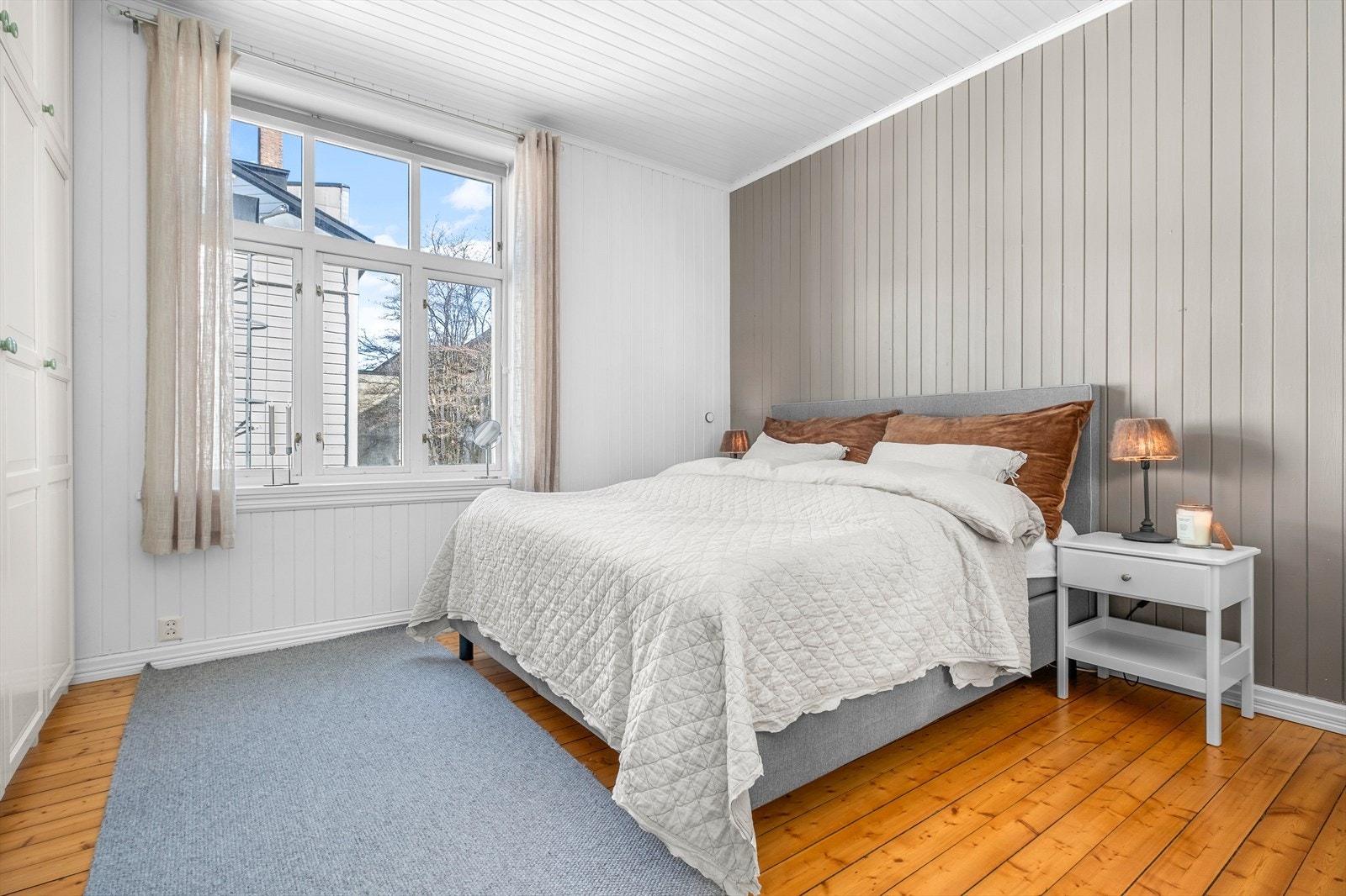 Første soverommet er på hele 16m² og byr på godt med plass til ønsket møblement. Galleribilde