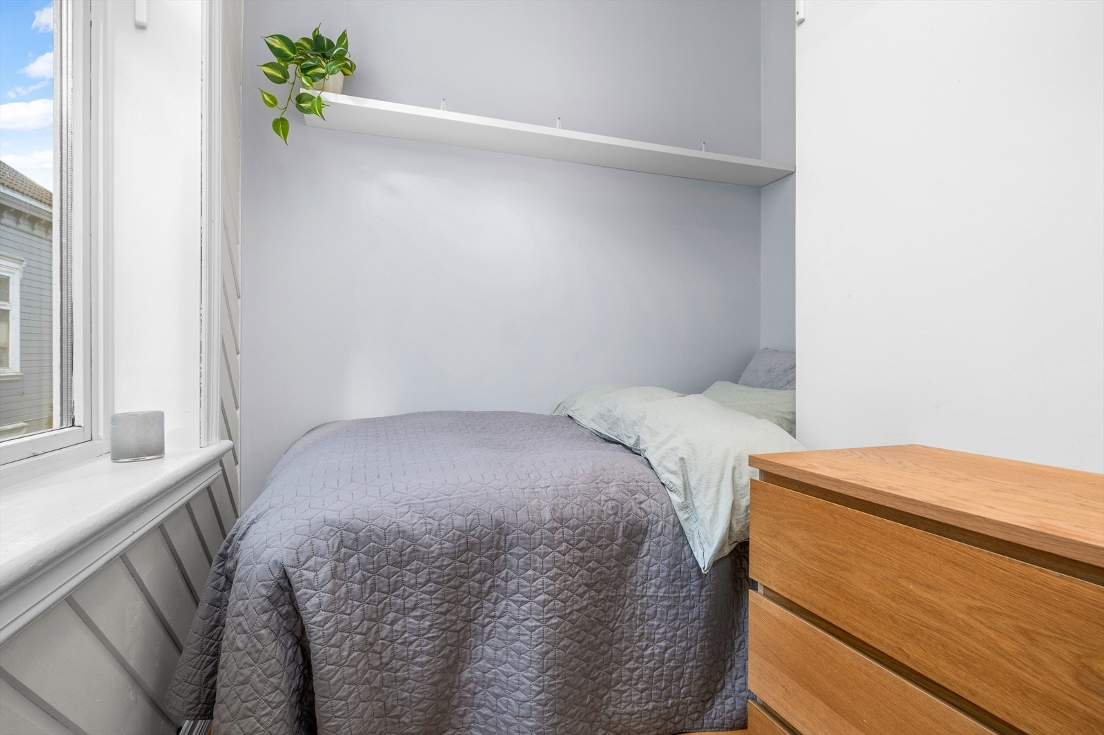 Gjesterommet/barnerommet er på 4m² og ligger i tilknytning til entre. Rommet er innredet som et soverom. Galleribilde