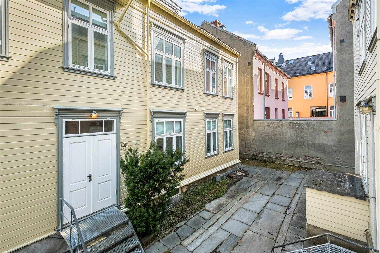 Parkering i gate etter gjeldende bestemmelser. Store deler av Møllenberg reguleres av regler for soneparkering. Med soneparkering kan man parkere hvor som helst innenfor sonen til ca. kr 700,- pr mnd. Galleribilde