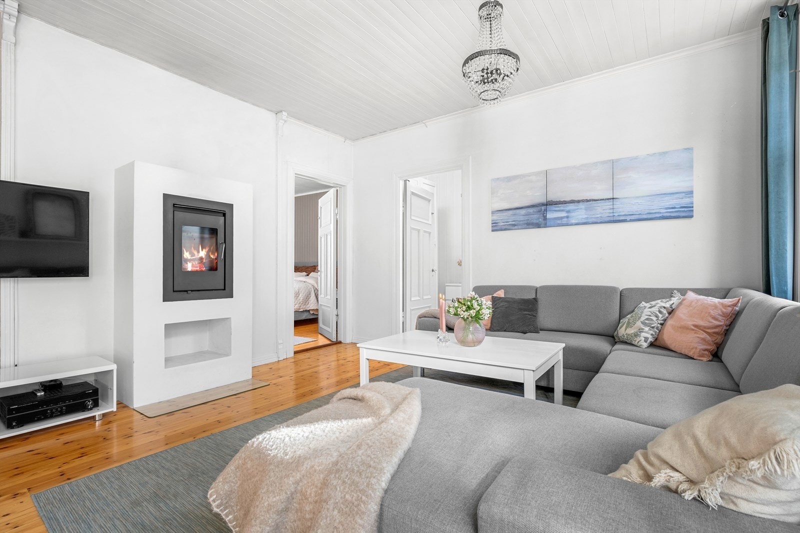 Leiligheten har gjennomgående tregulv og flislagt gulv i alle rom, samt parkettgulv i entre. Galleribilde