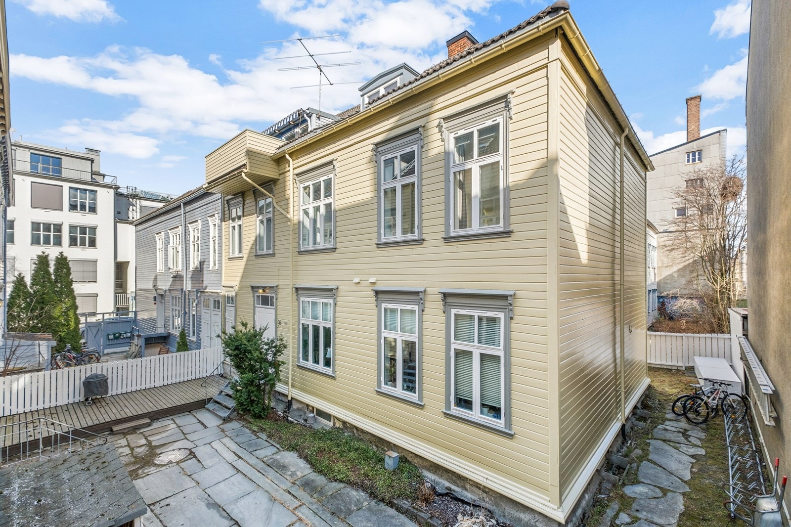 Fra leiligheten er det kort gangavstand til "alt" av servicefasiliteter som kollektivtransport, dagligvarebutikker, treningssenter og Solsiden kjøpesenter som byr på shoppingmuligheter, restauranter og kafeer. Galleribilde