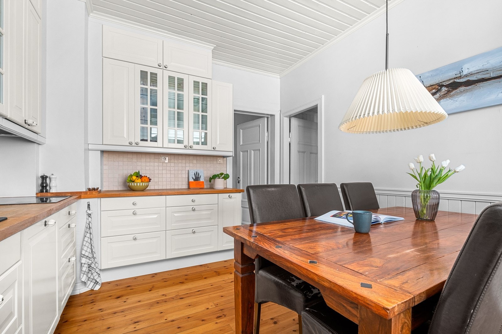 Leiligheten har separat romslig kjøkken med åpning til stue Galleribilde