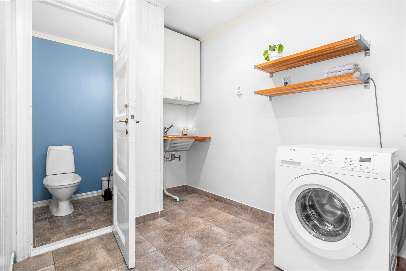 I tilknytning til gang og bad har du et vaskerom på 5m² og et toalett på 1,5m². Vaskerommet er utstyrt med gulvvarme, skyllekum, opplegg for vaskemaskin og mekanisk avtrekk. Toalettrommet er utstyrt med wc og naturlig avtrekk. Galleribilde