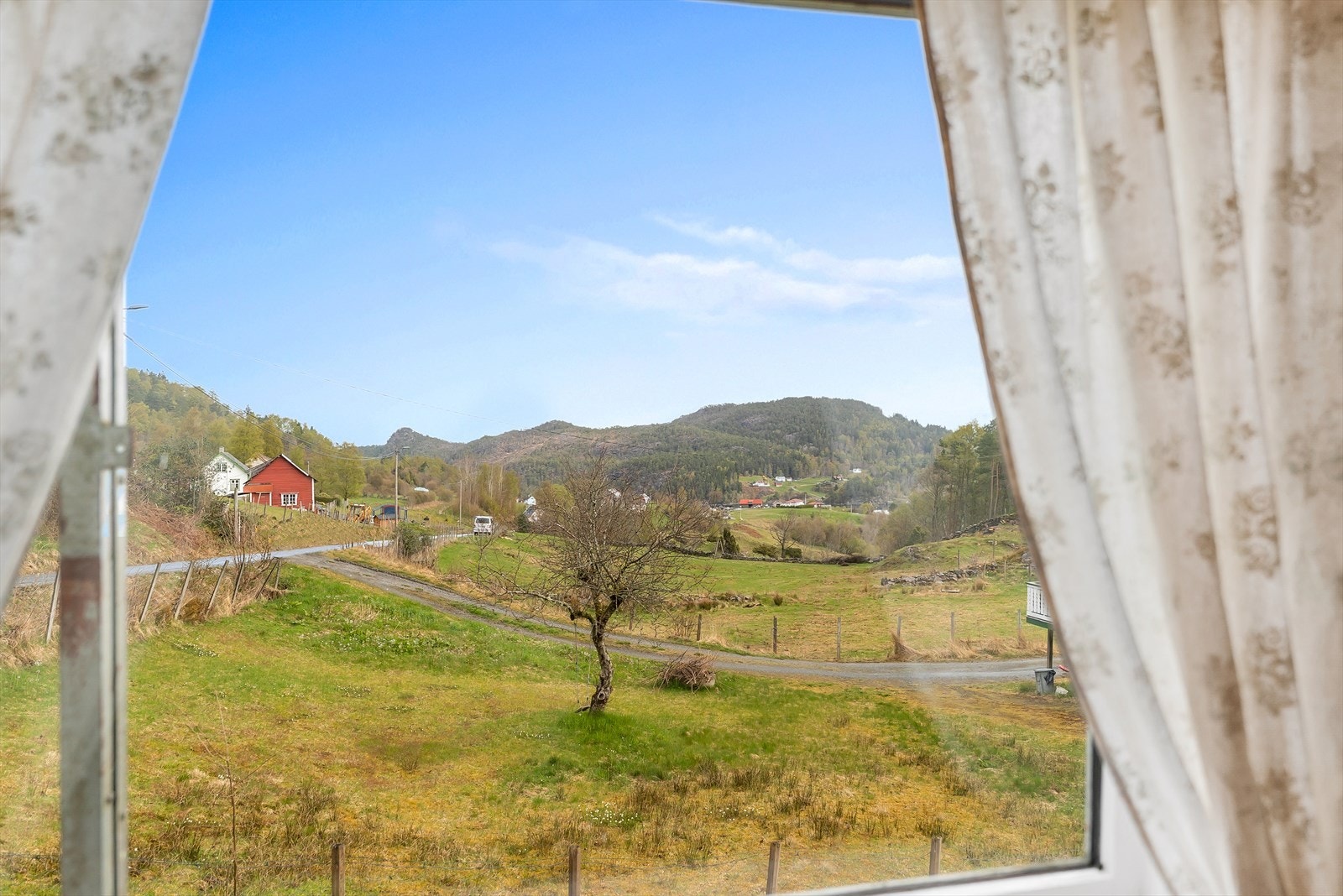 Stuen er ellers lys og koselig med lysinnslipp fra alle kanter. Galleribilde