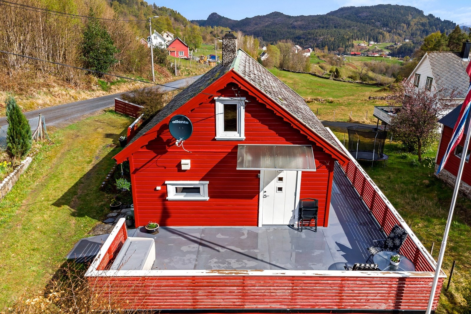 En herlig fritidsbolig som stod ferdig bygget i 1994 og siden vesentlig oppgradert i 2015. Galleribilde