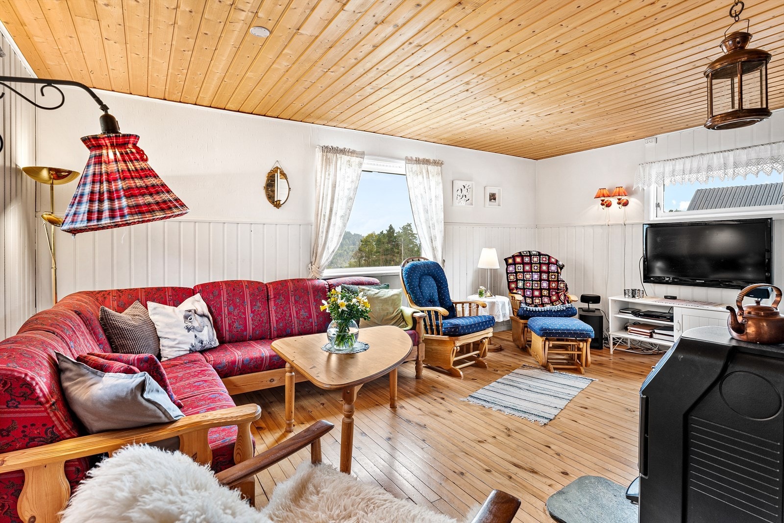 Sentralt i rommet er det installert peisovn som varmer godt i vinterhalvåret og muliggjør bruk gjennom hele året. Galleribilde