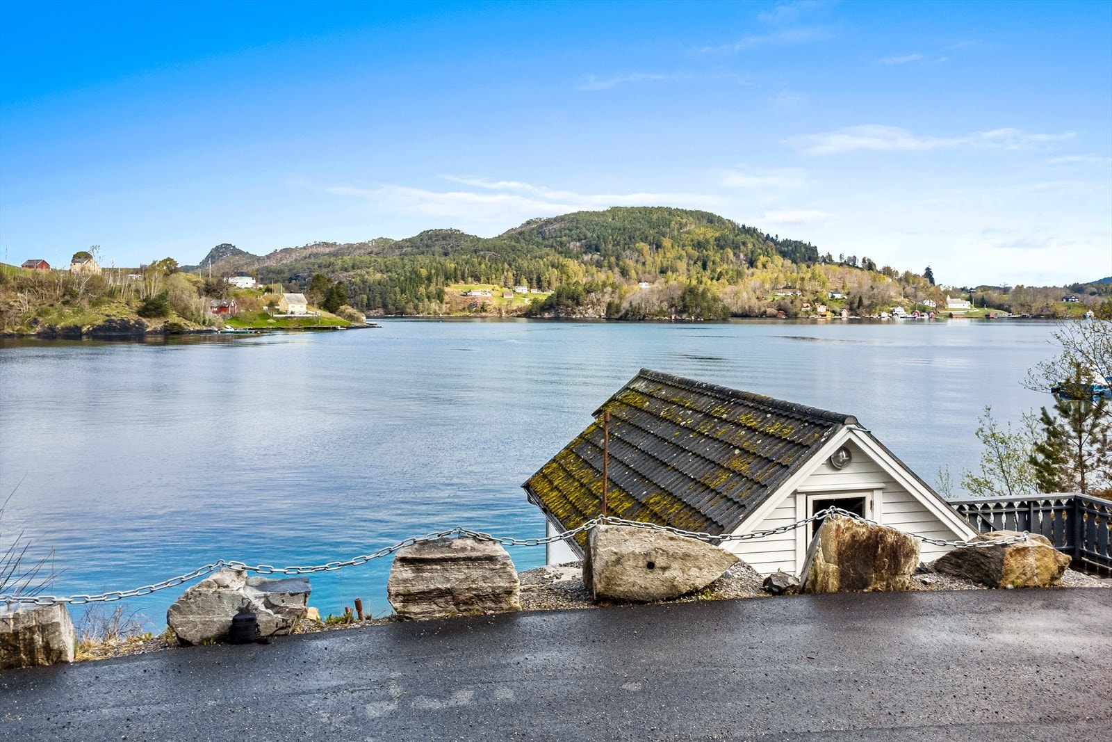 Tomten er opplyst til å være 138,3 m². I følge eier er det parkering for to biler ved naustet. Galleribilde