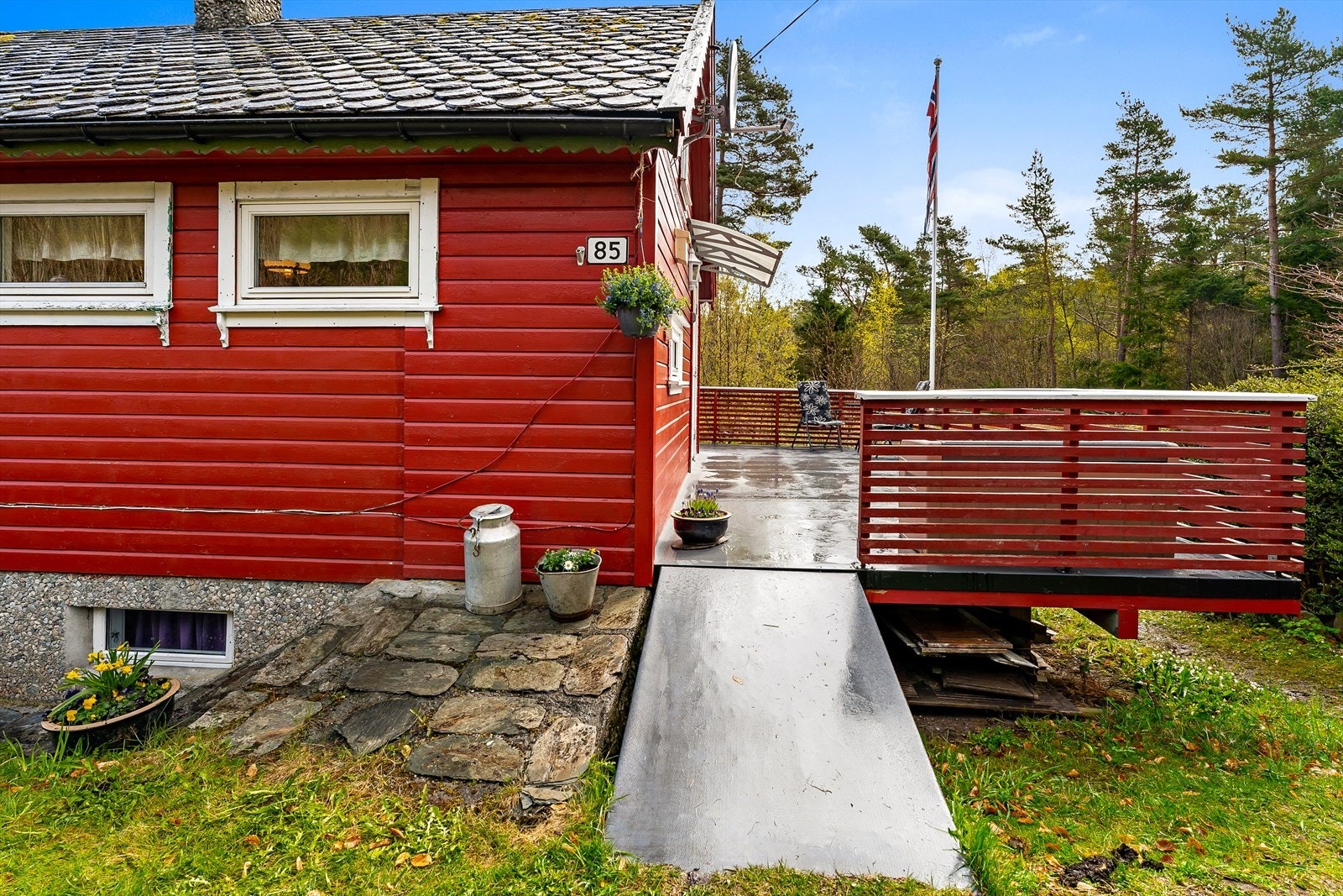 Terrassen ble bygget i 2015 og har rikelig av plass til ønsket møblering. Galleribilde