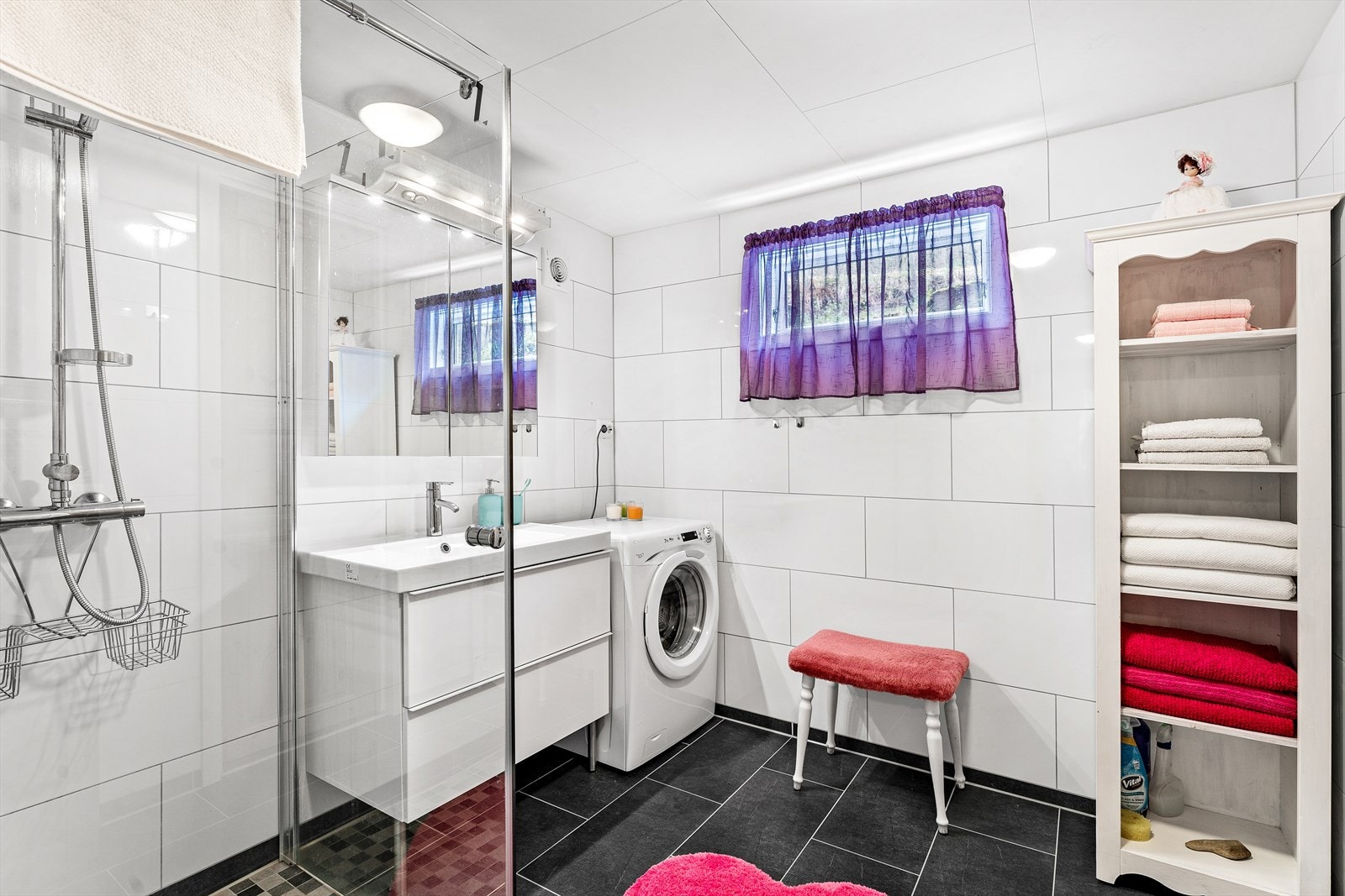 Badet ble oppgradert i 2015 med gulvfliser (med varmekabler), veggfliser og himlingsplater. Galleribilde