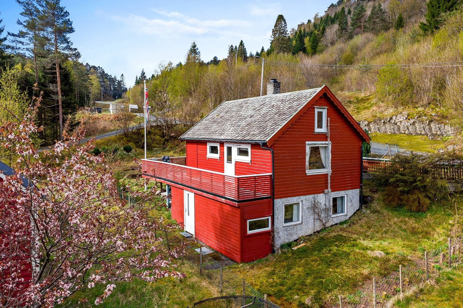 Rundt hytten er det opparbeidet med plen, busker og diverse beplantning. Galleribilde