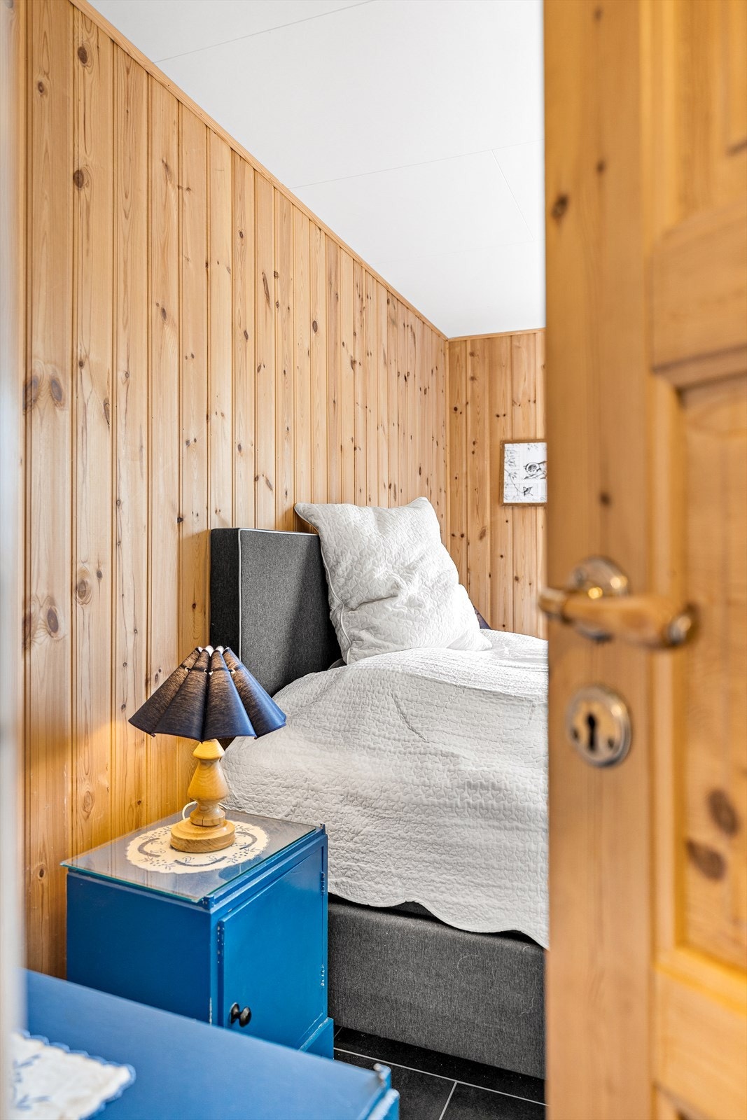 Begge to er av grei størrelse, med plass til stor seng og garderobeløsning. Galleribilde