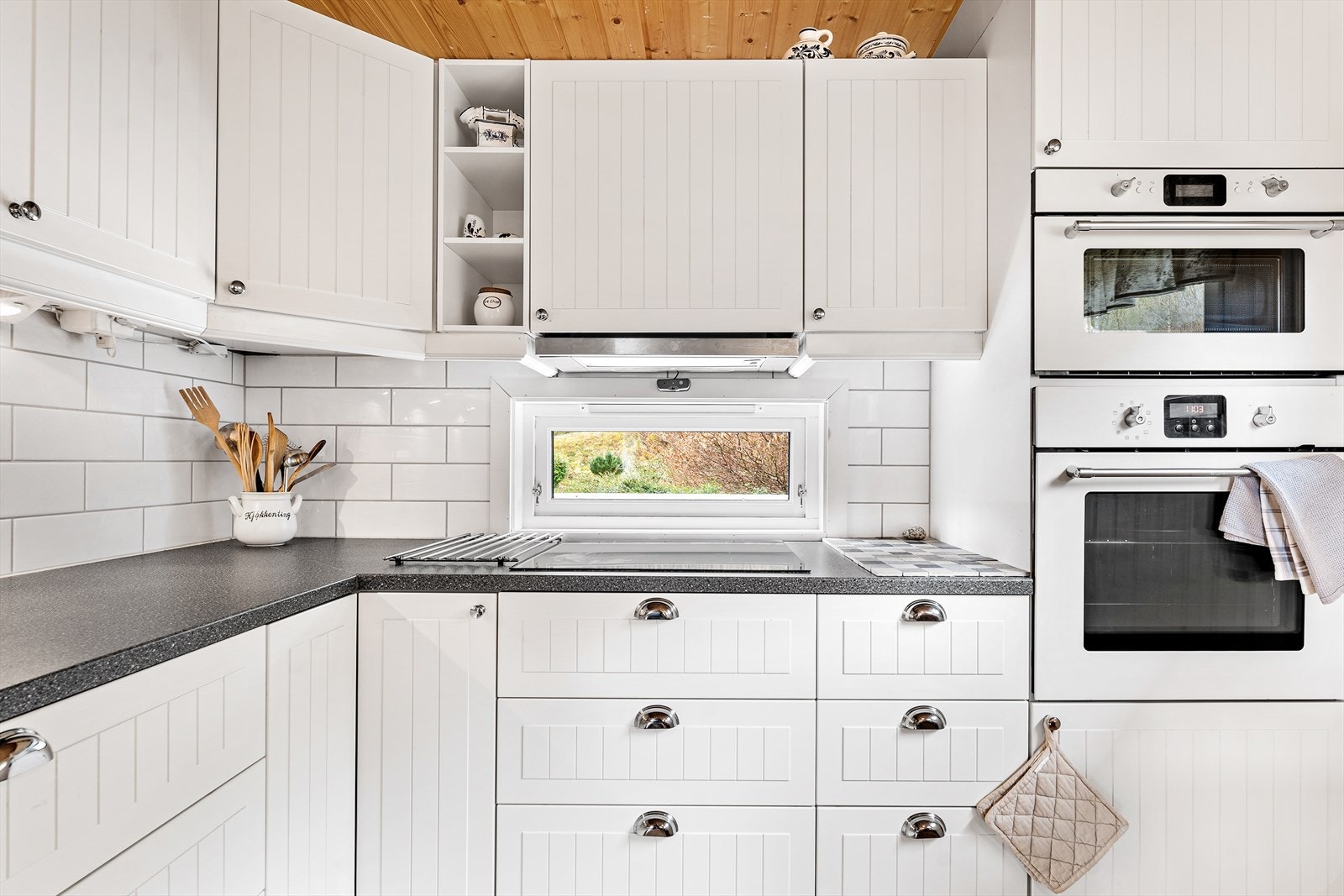 Alle hvitevarer er integrert og følger med i handelen, disse består av kombiskap, oppvaskmaskin, induksjonstopp, komfyr og mikrobølgeovn. Galleribilde