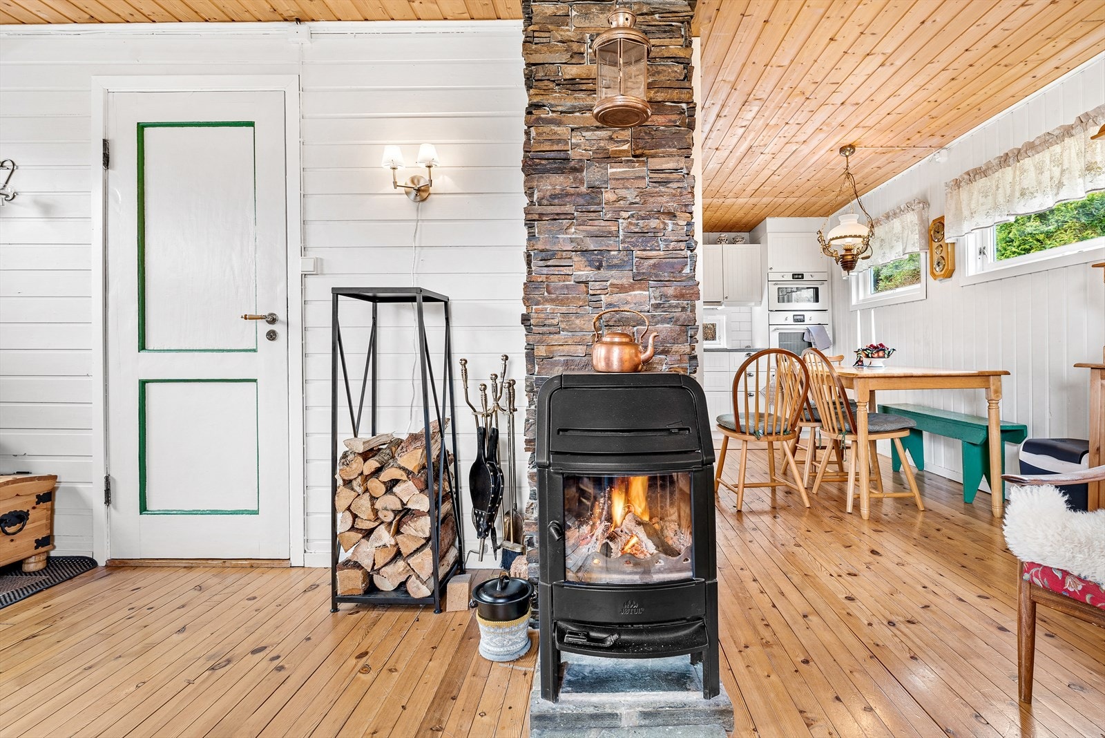 Kjøkkenet er i åpen løsning sammen med stuen. Galleribilde