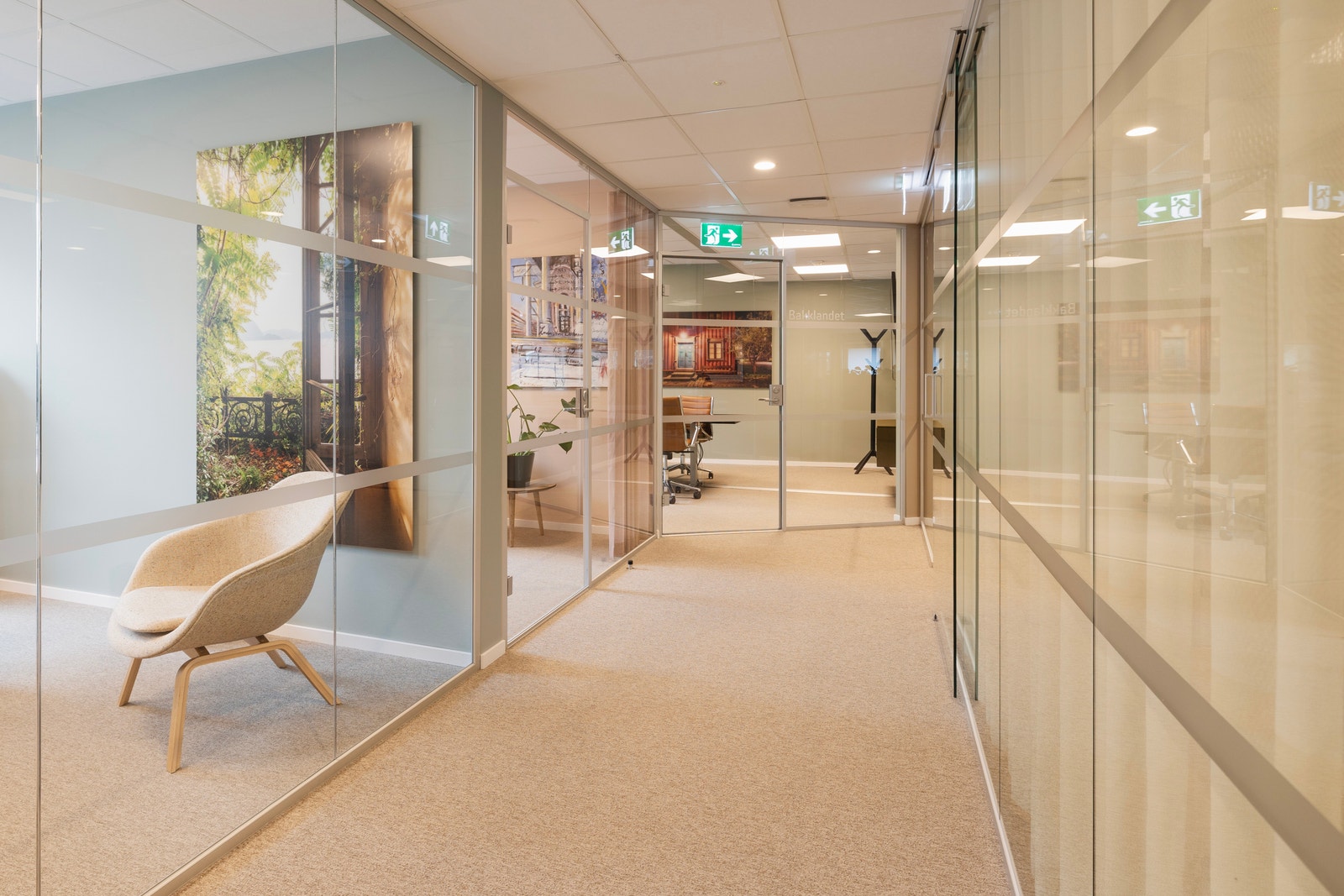 Bruk av glass gir både godt med dagslys inn i arealene - samtidig som man kan tilpasse arealet til dine behov, f.eks med møterom eller cellekontorer. Galleribilde