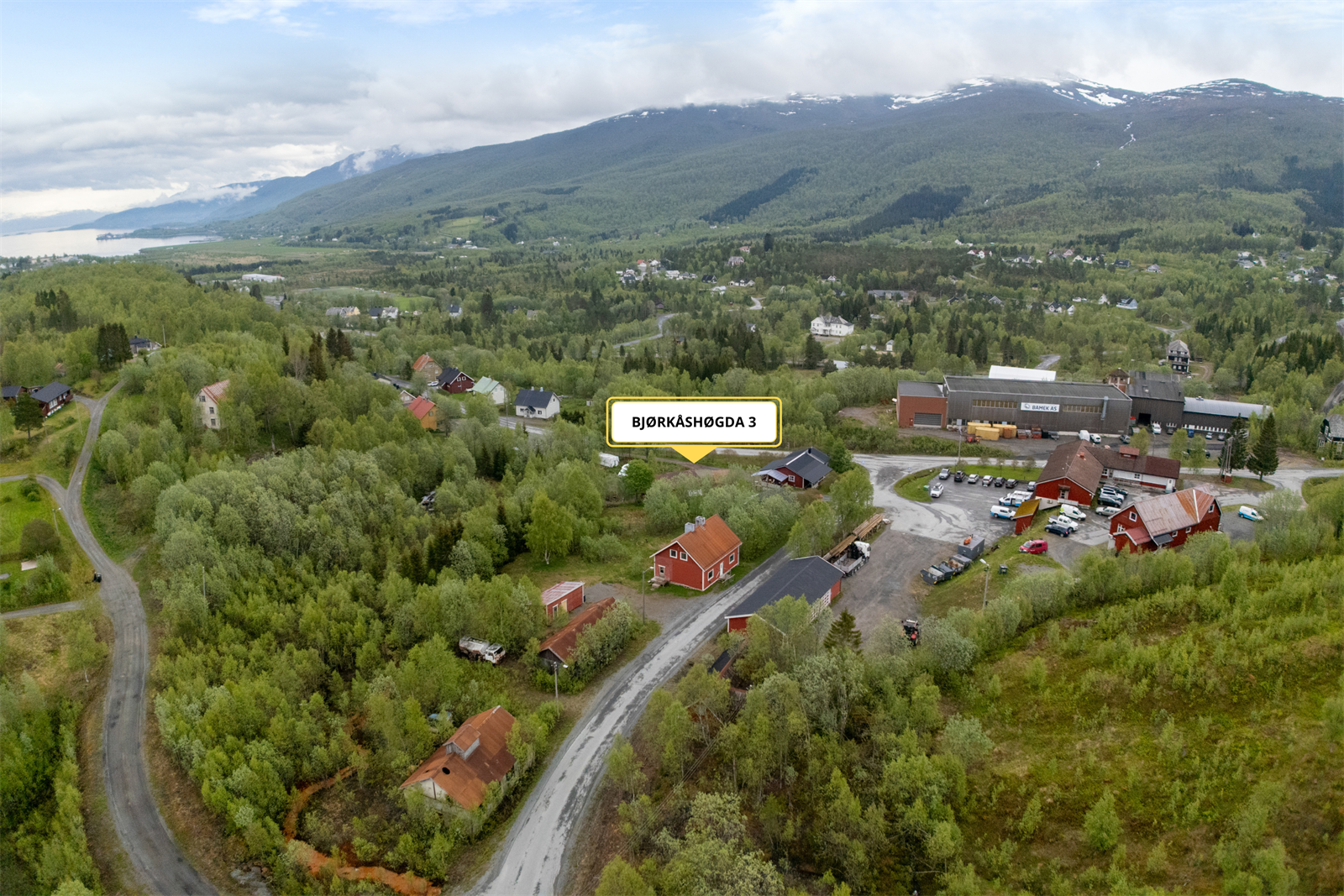 Fra eiendommen er det kun omlag 5 minutters kjøretur til servicetorget i Ballangen, hvor man finner dagligvarebutikk, frisør, bakeri, sportsbutikk m.m. Galleribilde