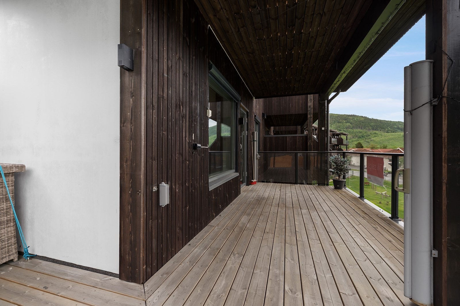 Solrik balkong på enden av boligblokken Galleribilde