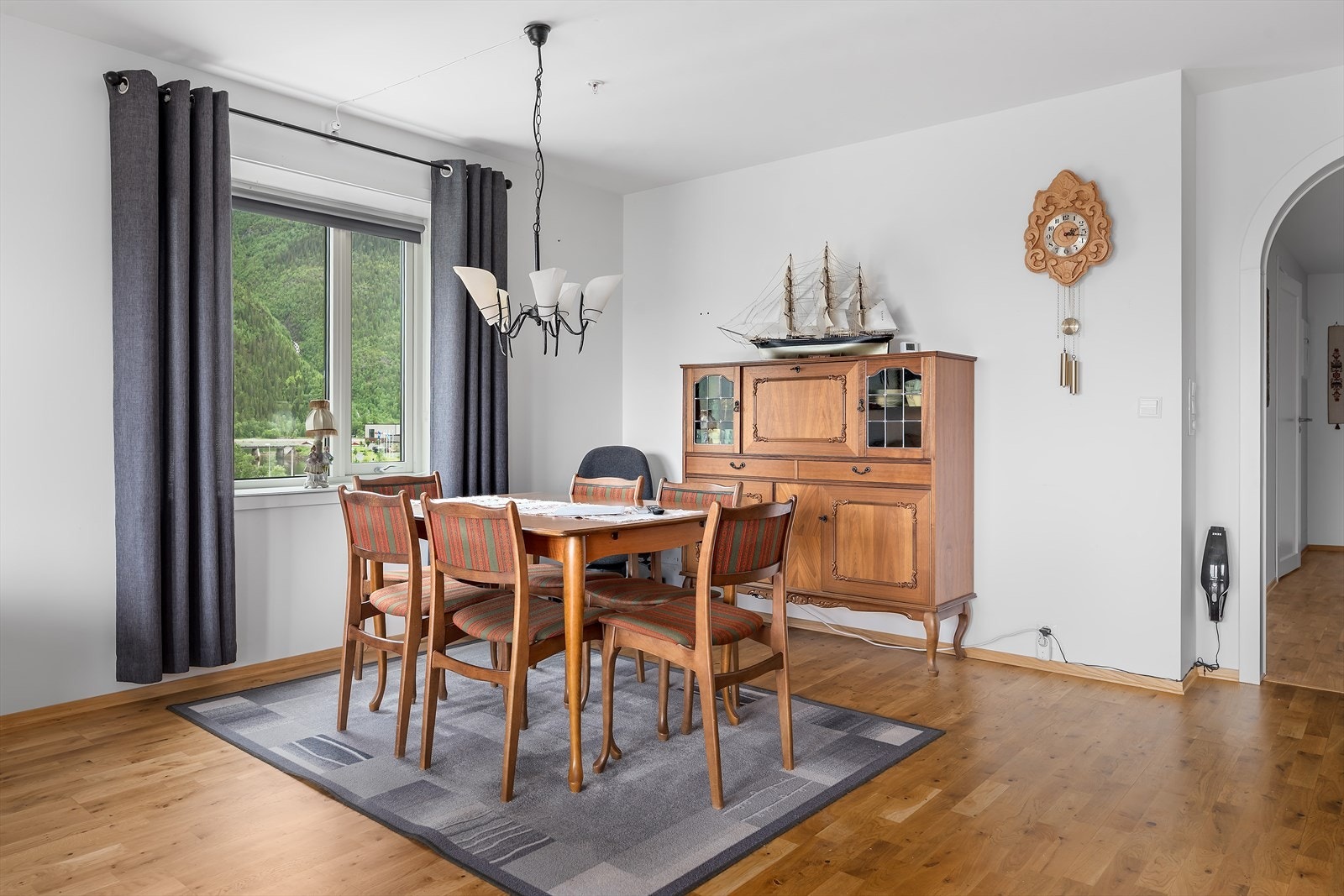 Spisestue/stue Galleribilde