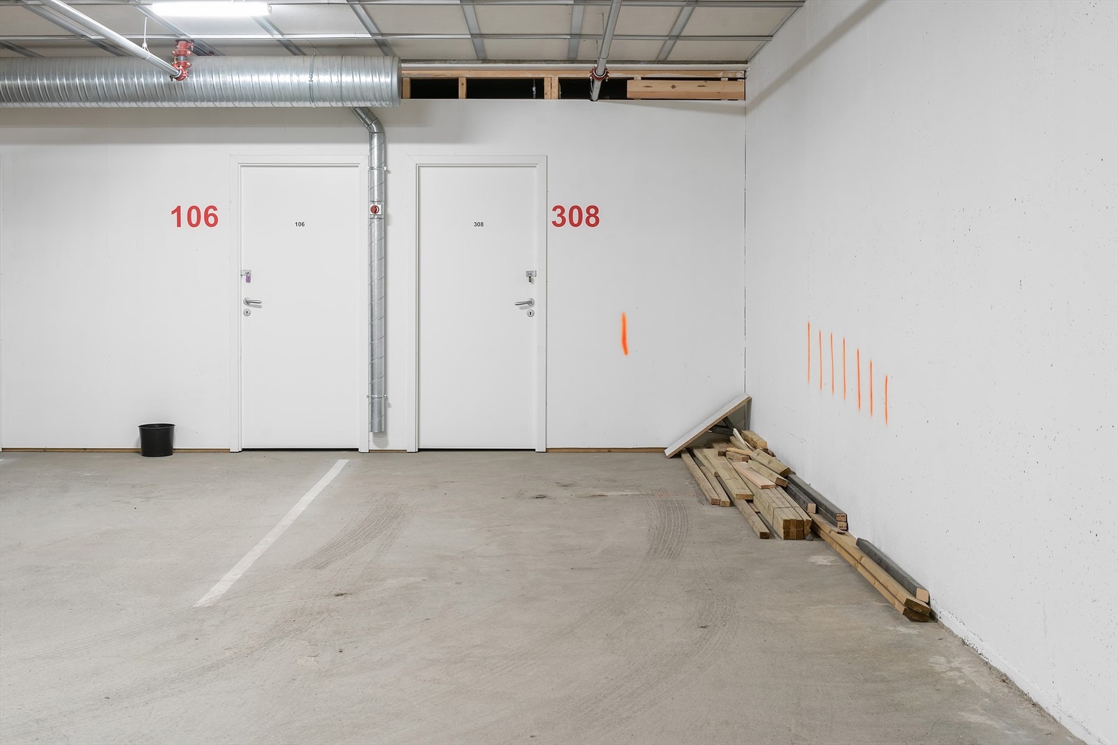 Parkeringskjeller med plass samt bod Galleribilde