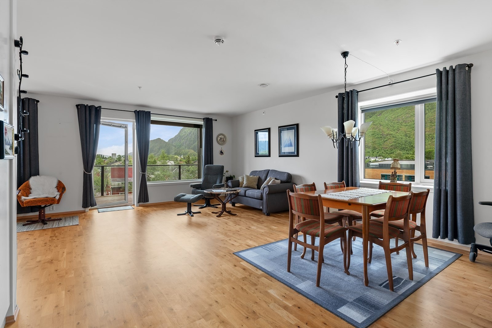 Endeleilighet - store vindu som slipper inn mye naturlig lys Galleribilde