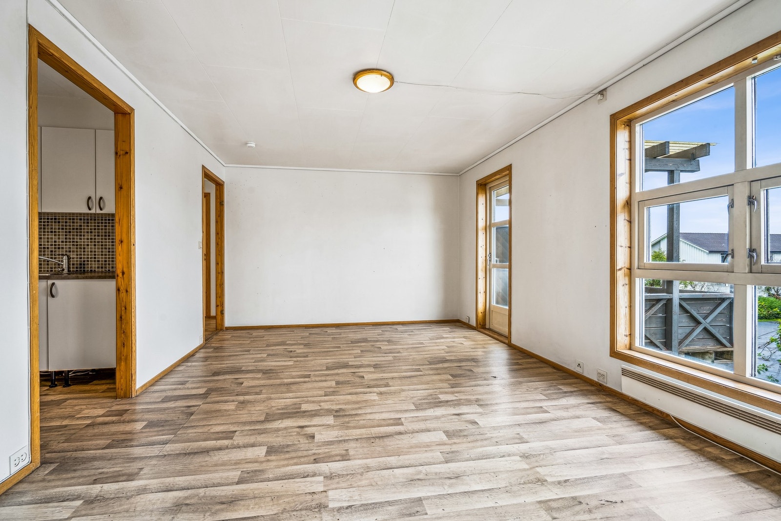 Det er belegg på gulv og malte plater på vegger samt takess i himling. Galleribilde