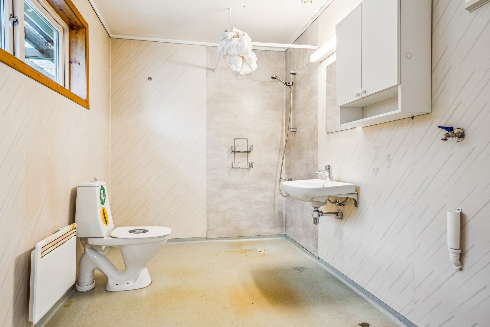 Bad utstyrt med servant, wc, dusjhjørne og opplegg for vaskemaskin. Galleribilde