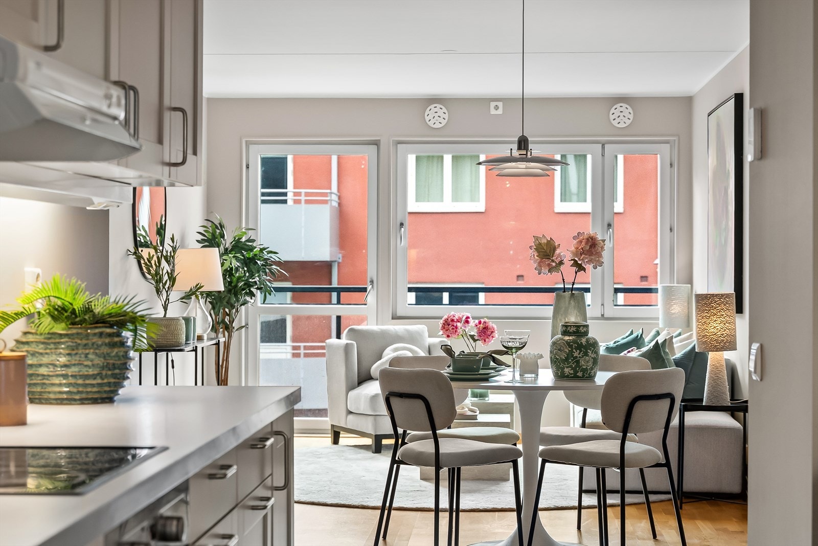 - Planløsningen åpner opp for flere møbleringsmuligheter med god plass til sofagruppe, TV-møbler og spisebord med tilhørende stoler - Galleribilde