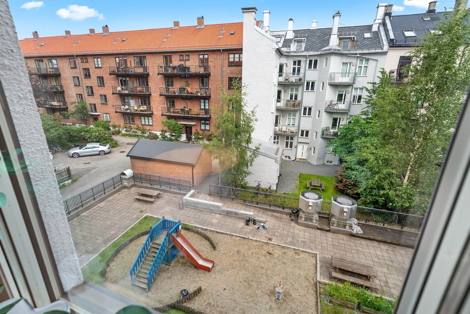 - Soverommet vender ut mot rolig bakgård - Galleribilde