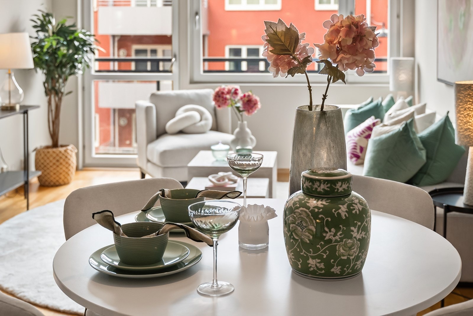 - Boligen varmes opp av vannbåren gulvvarme i begge etasjer - Galleribilde