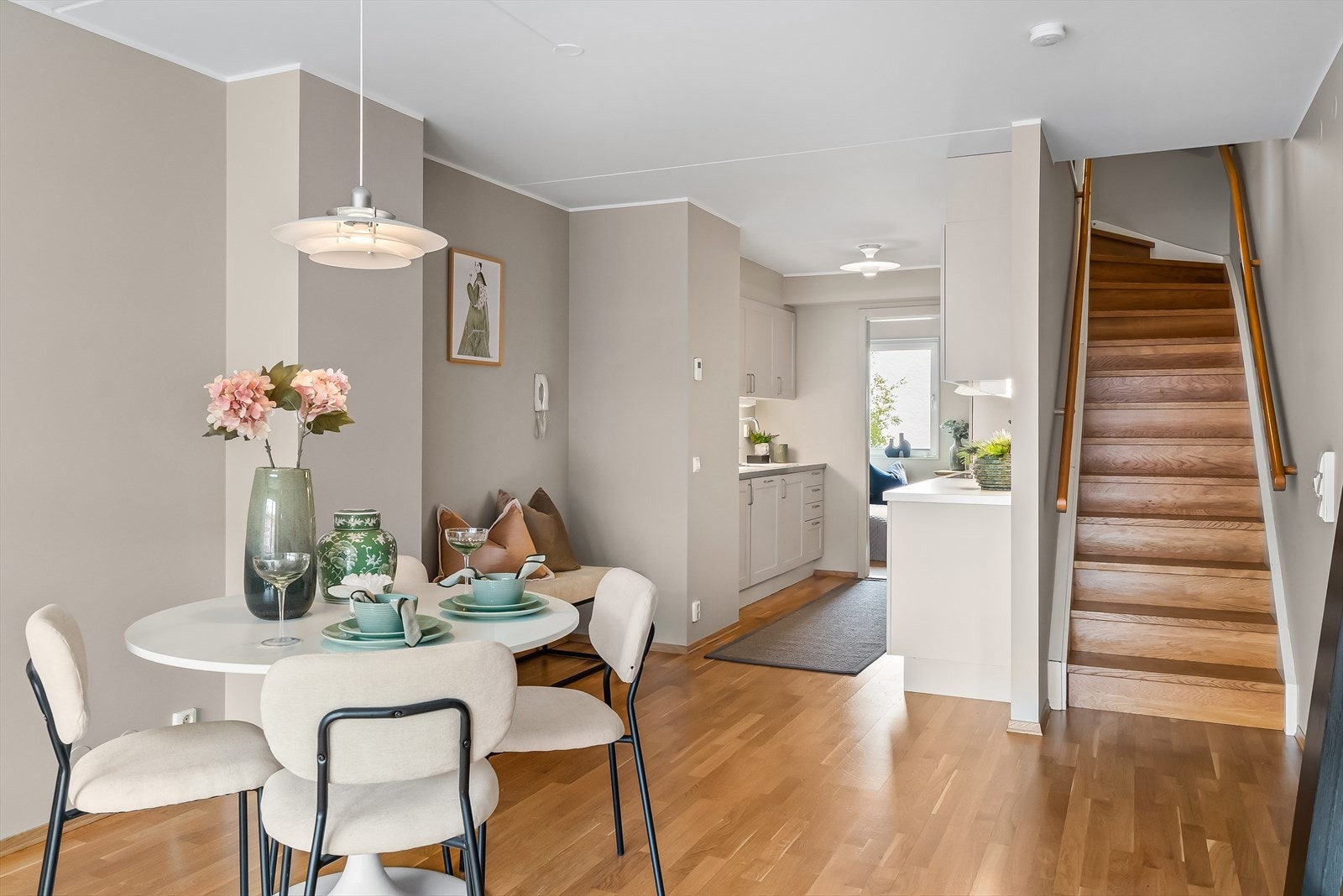 - Kjøkkenet har en åpen løsning mot stuen, noe som bidrar til en sosial og innbydende atmosfære - perfekt for både hverdagsliv og hyggelige sammenkomster - Galleribilde