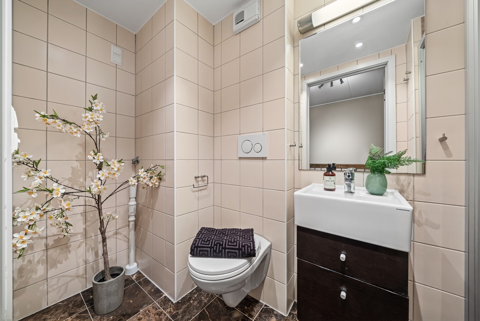 - Pent, flislagt baderom med downlights i himlingen og elektrisk gulvvarme - Galleribilde