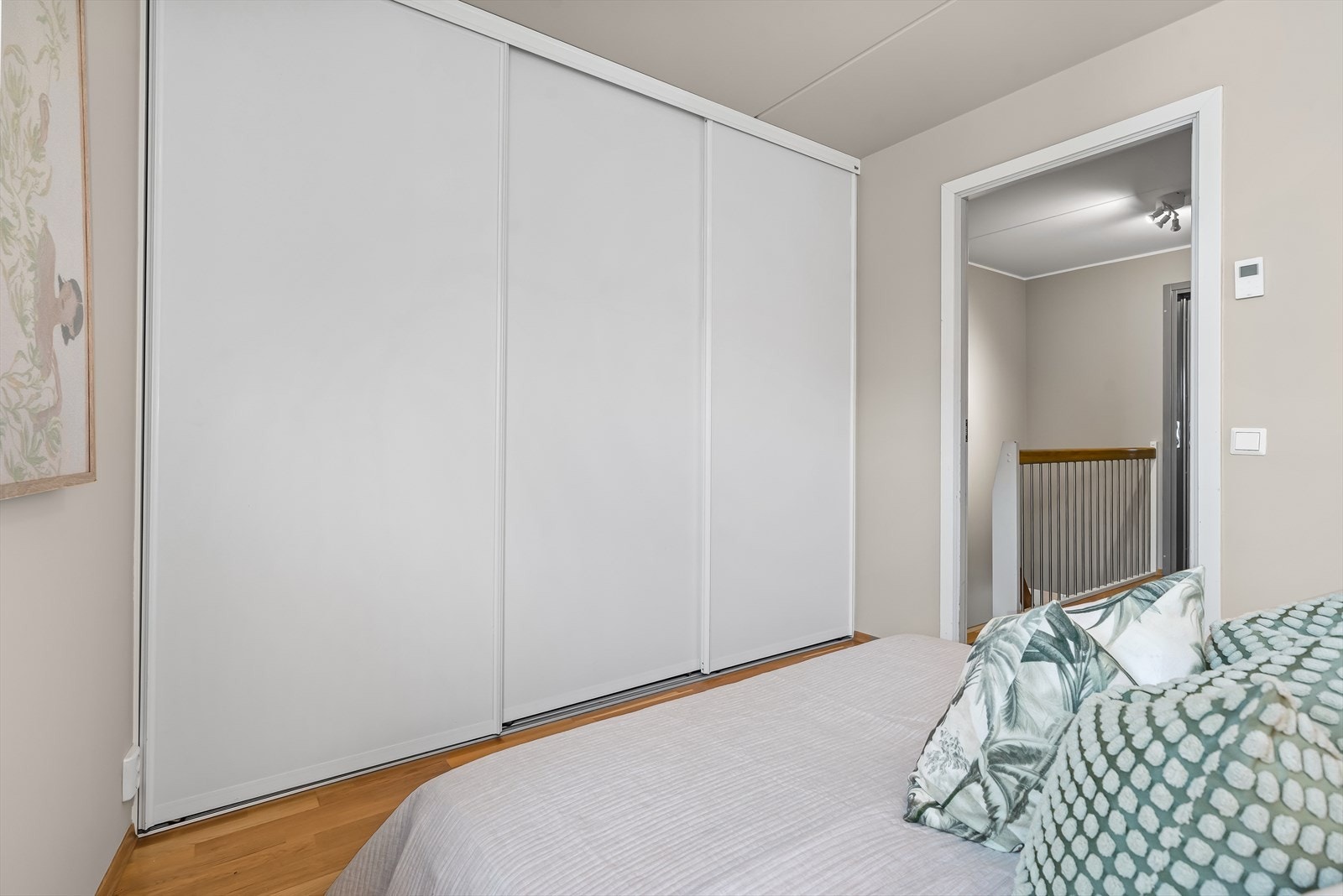 - Rommet har også rikelig med oppbevaringsplass i en romslig skyvedørsgarderobe - Galleribilde