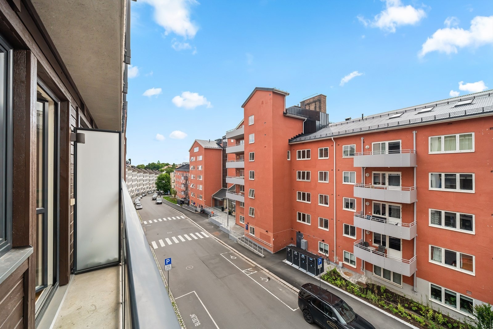 - Fra stuen er det utgang til en vestvendt balkong på ca. 1,7 m². Her kan du nyte gode solforhold fra ettermiddagen og langt utover kvelden. Balkongen har plass til et lite cafésett, og egner seg godt for avslapning med en kopp kaffe - Galleribilde