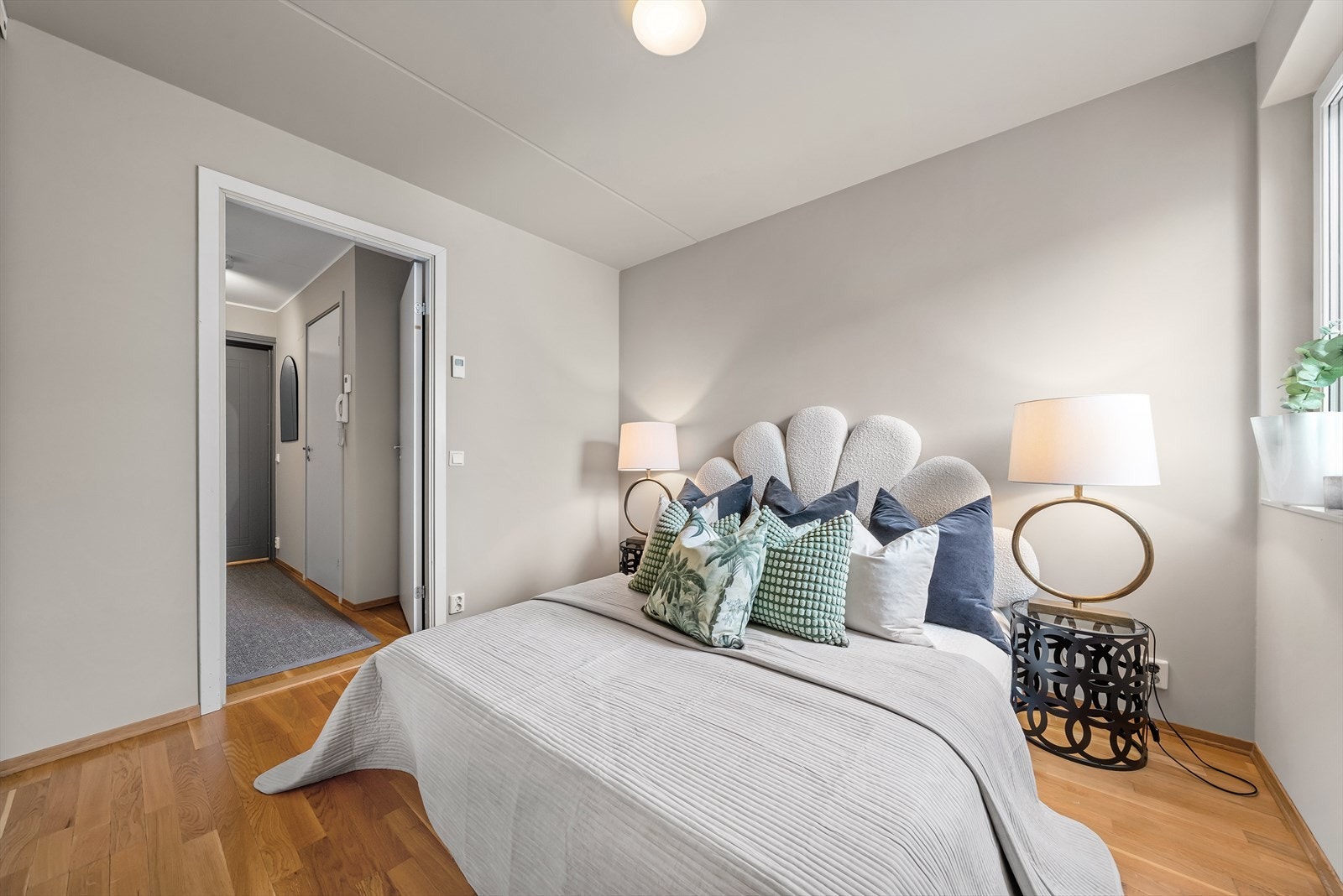 - Hovedsoverommet er romslig, med plass til dobbeltseng, nattbord og tilhørende møbler - Galleribilde