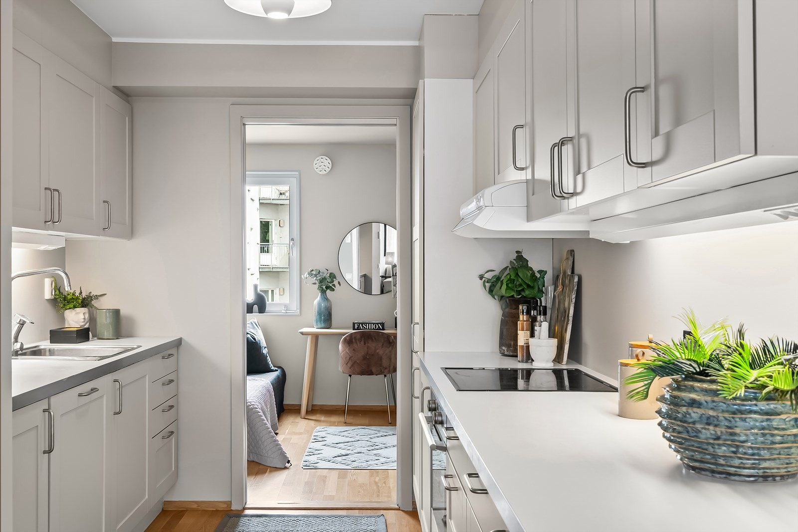 - Kjøkkenet har klassiske, profilerte fronter og en laminat benkeplate med nedfelt vask- og skyllekum - Galleribilde