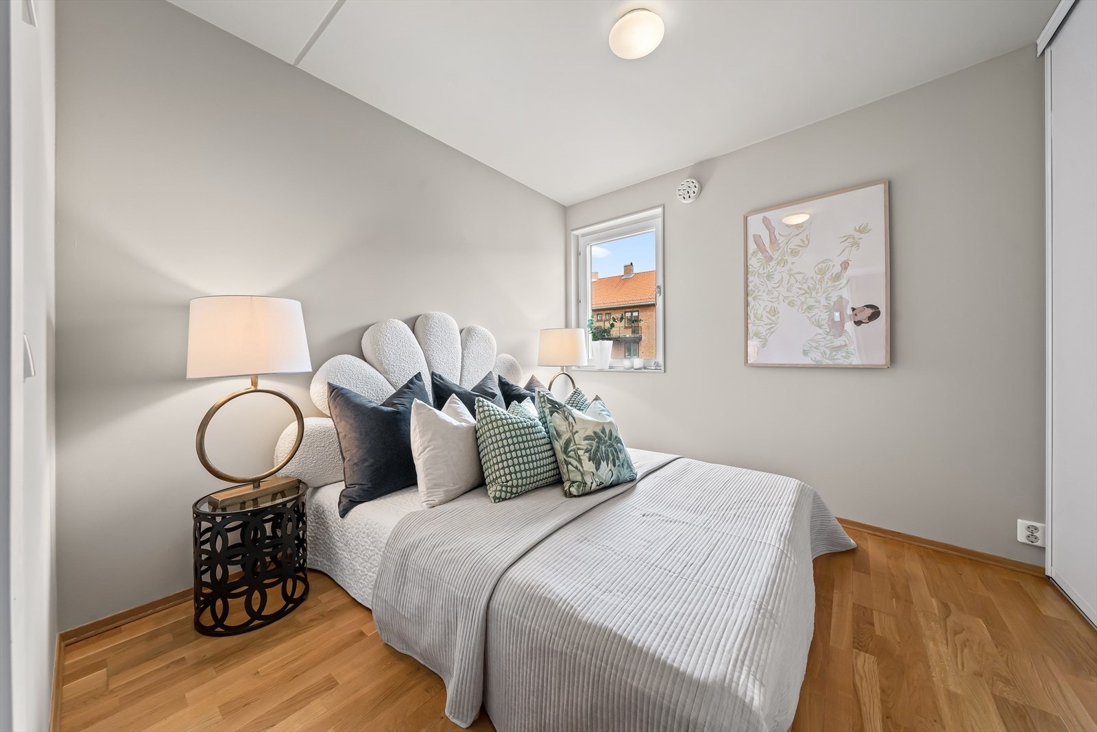 - Soverommet er romslig og har plass til både seng og øvrige møbler - Galleribilde