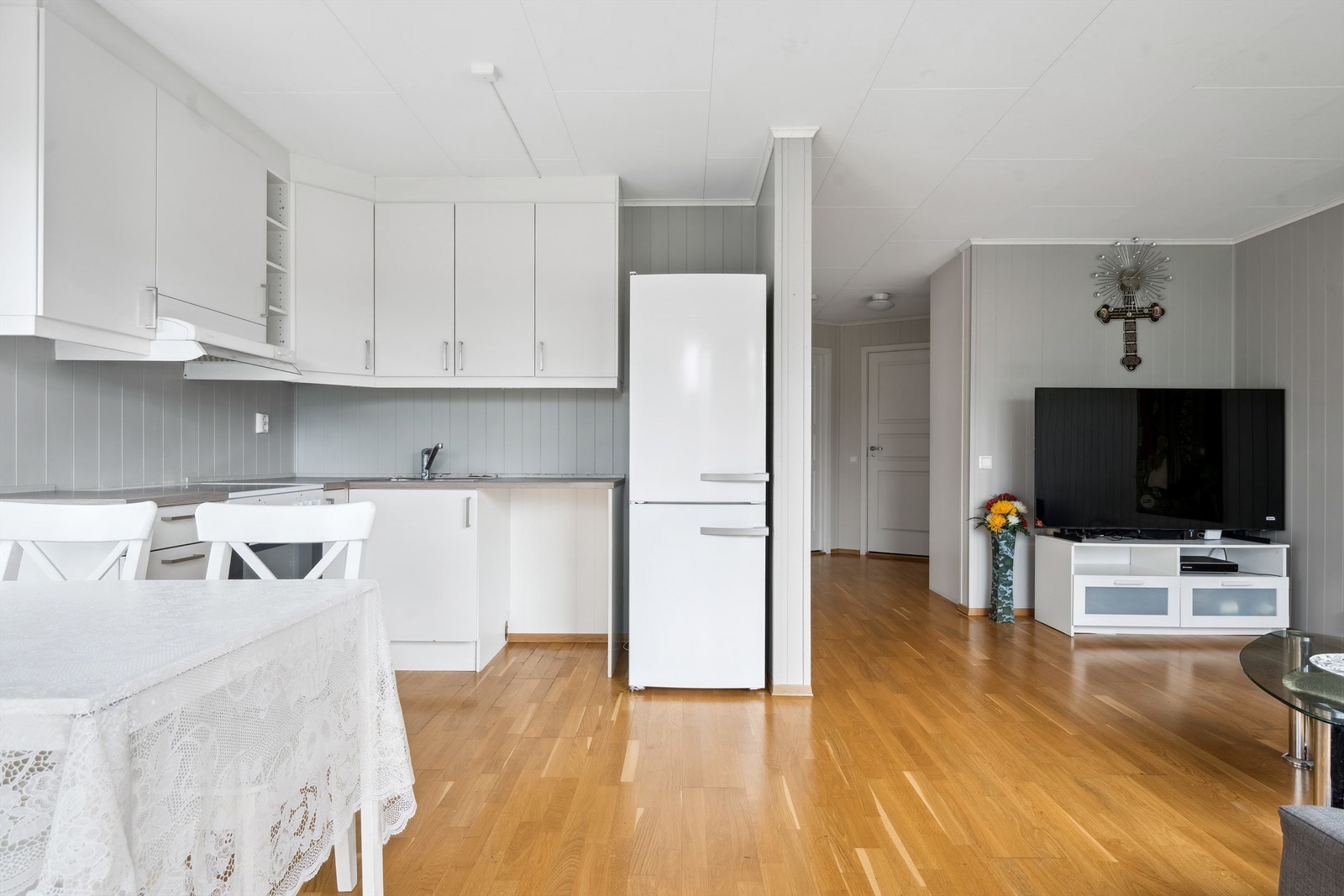 Kjøkken er i åpen løsning mot stue, og innredningen har fronter fra byggeår. Galleribilde