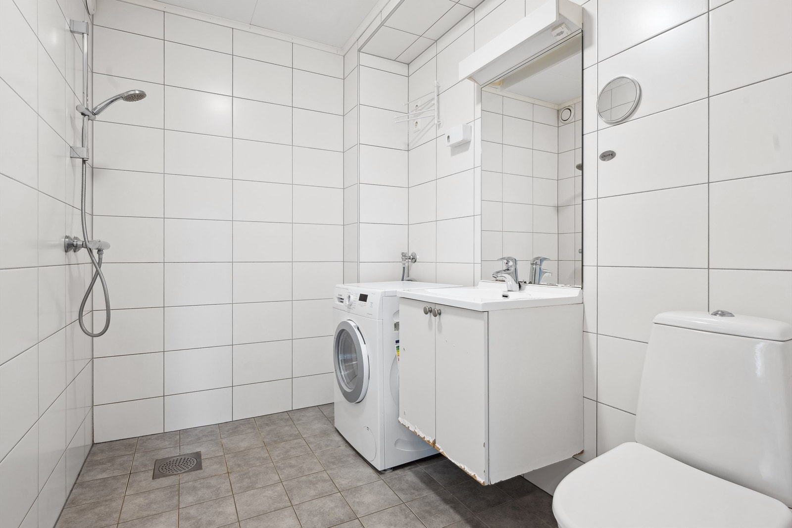 Badet er fra byggeår, og har flislagt gulv med gulvvarme og flislagte vegger Galleribilde