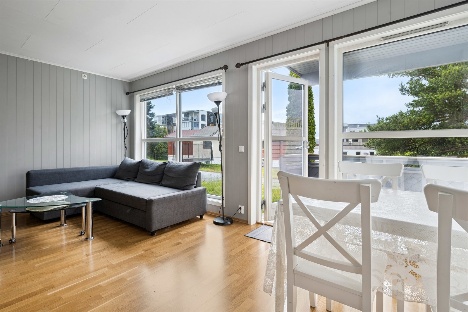 Det er malte panelvegger i stuedel, og utgang til hyggelig overbygget vestvendt terrasseplatting. Galleribilde