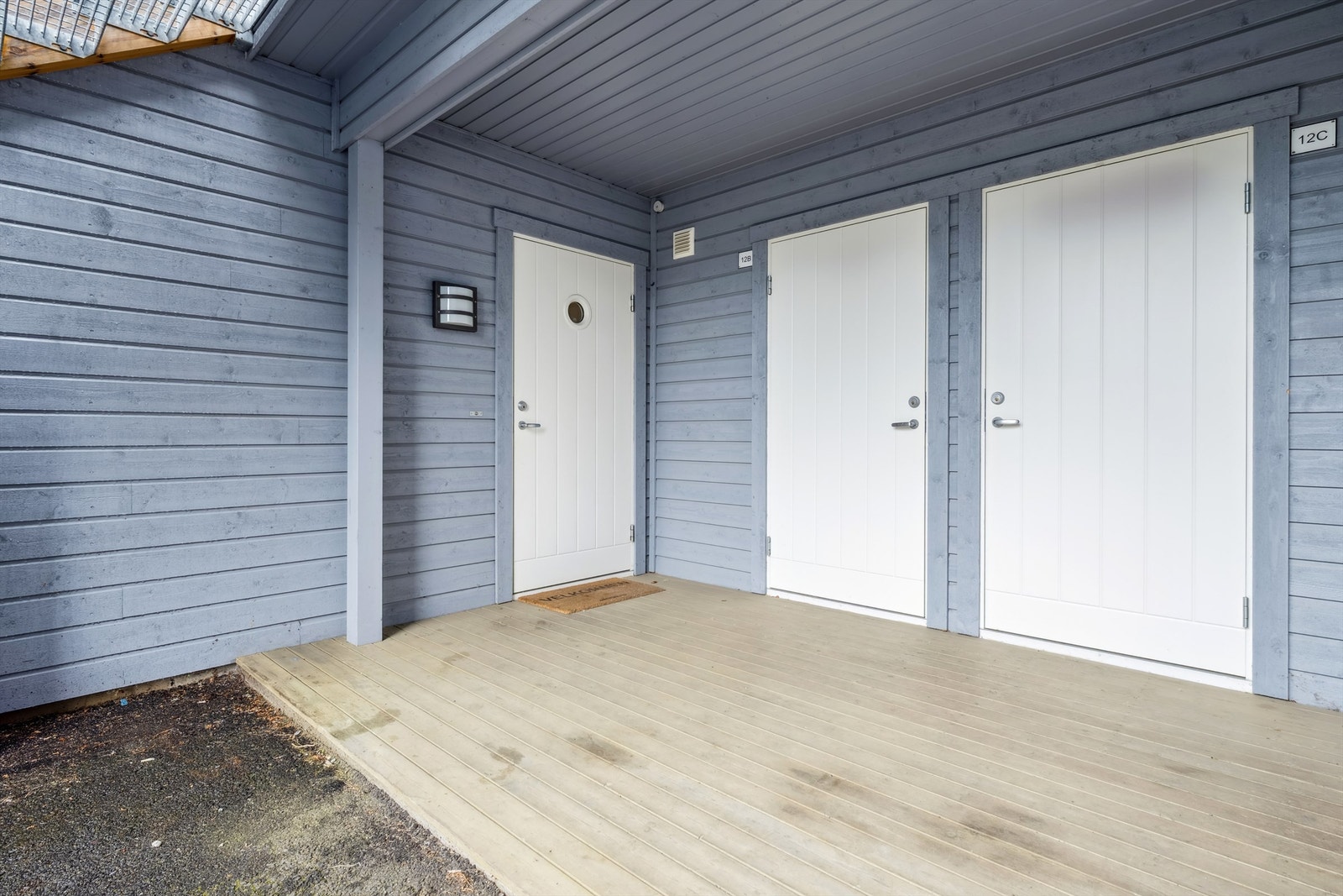 Enkel trappefri adkomst til leiligheten. Midterste dør er tilhørende utebod. Galleribilde