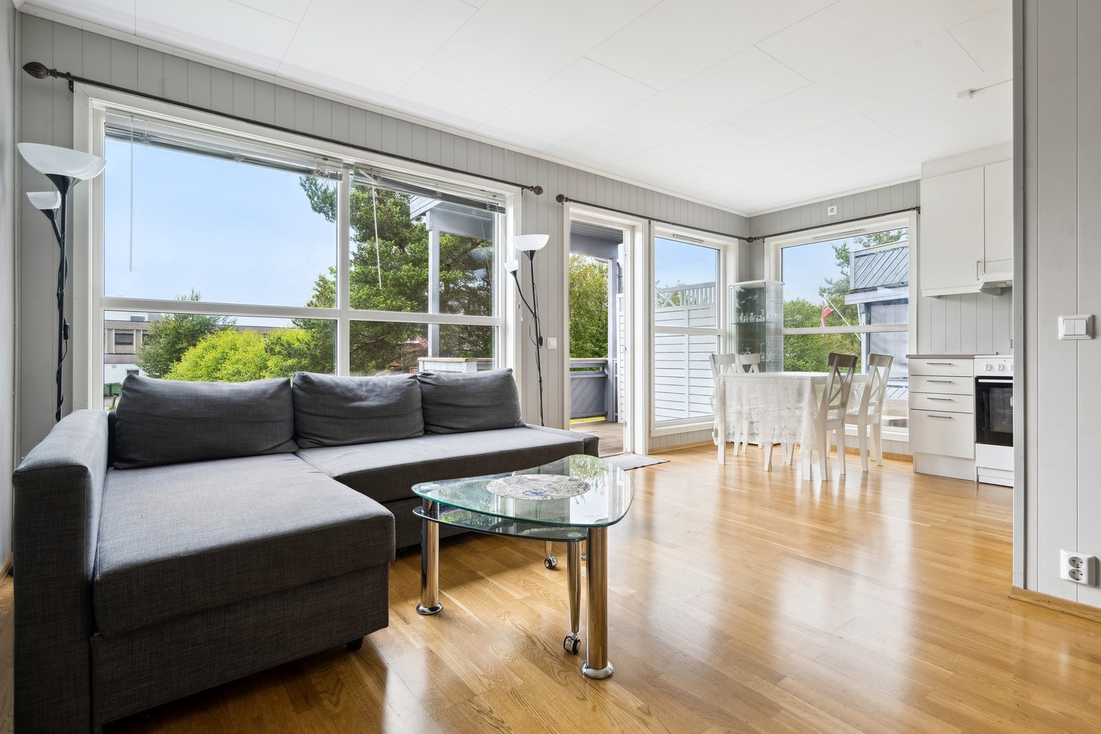 Det er åpen stue-kjøkken løsning, med god plass til sittegruppe i stuedel. Galleribilde