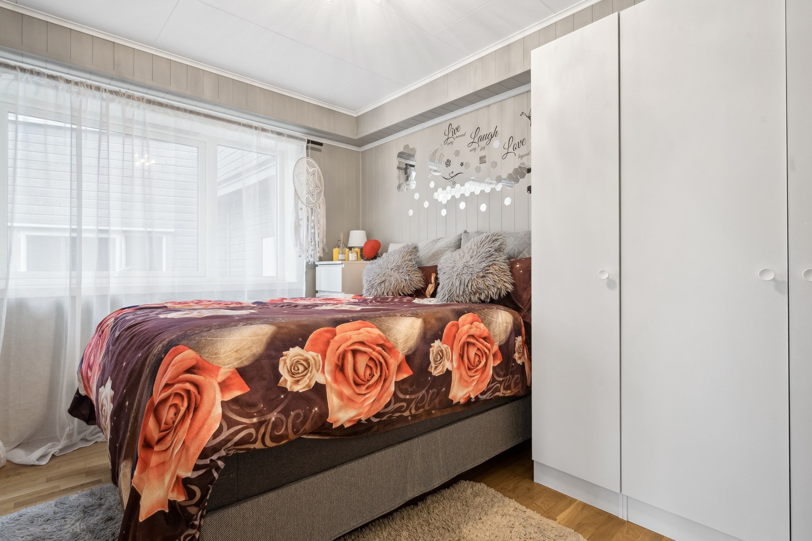 Leiligheten har 2 gode soverom, der hovedsoverommet har plass til stor dobbeltseng Galleribilde