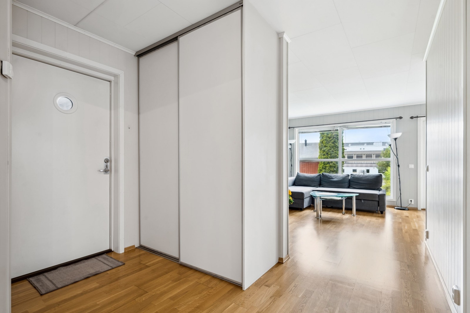 Entreen er lys og romslig med stor skyvedørsgarderobe. Galleribilde