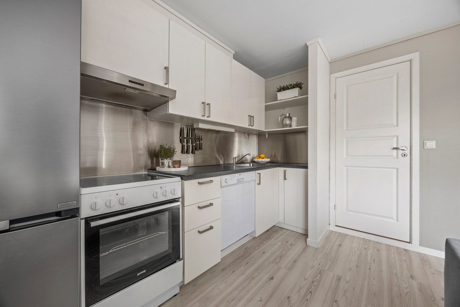 Kjøkkeninnredning satt inn i 2014. Praktisk løsning! Galleribilde