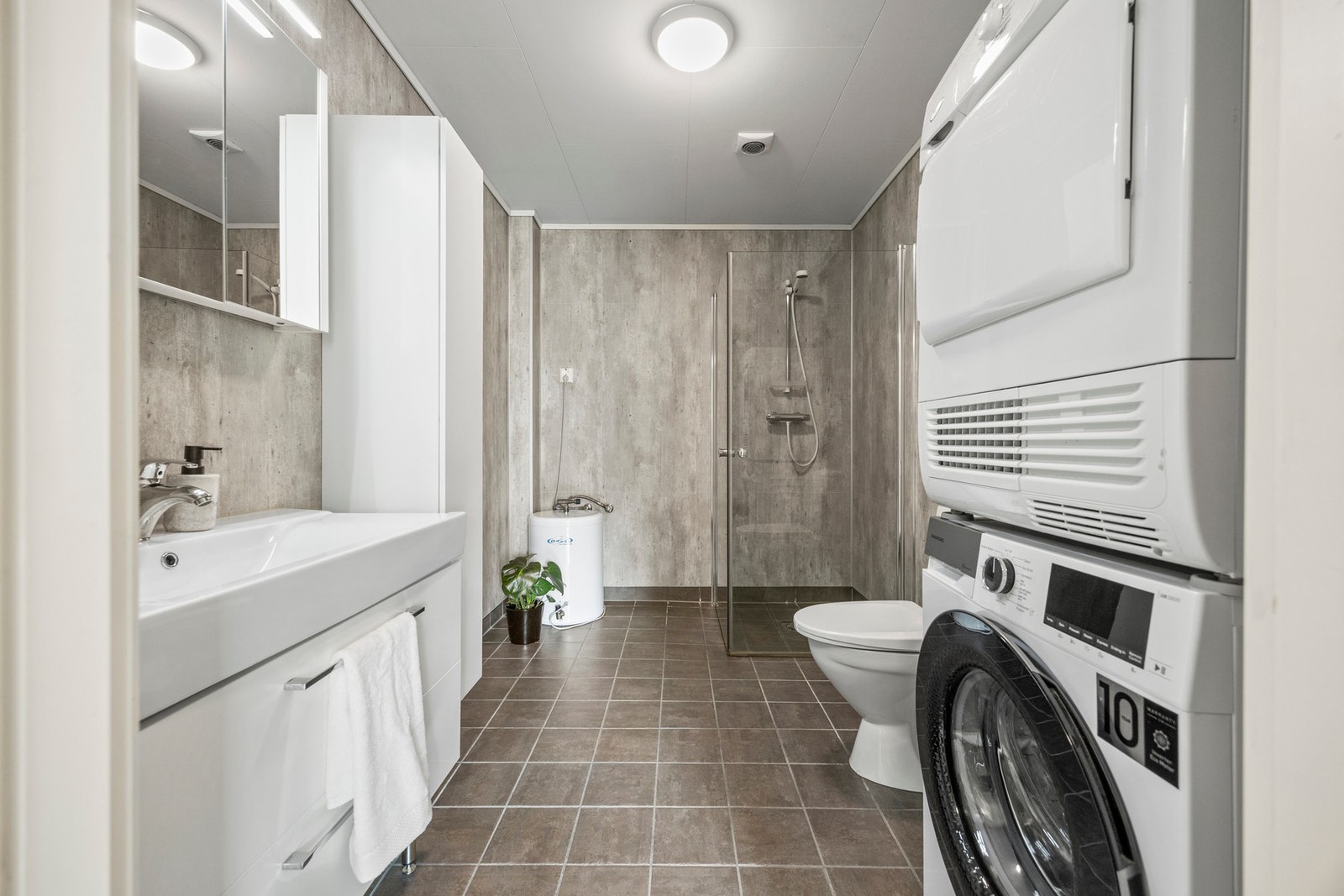 Bad/vaskerom - ca 6,5 kvm. Nytt flisgulv og våtromsplater i 2022. Galleribilde