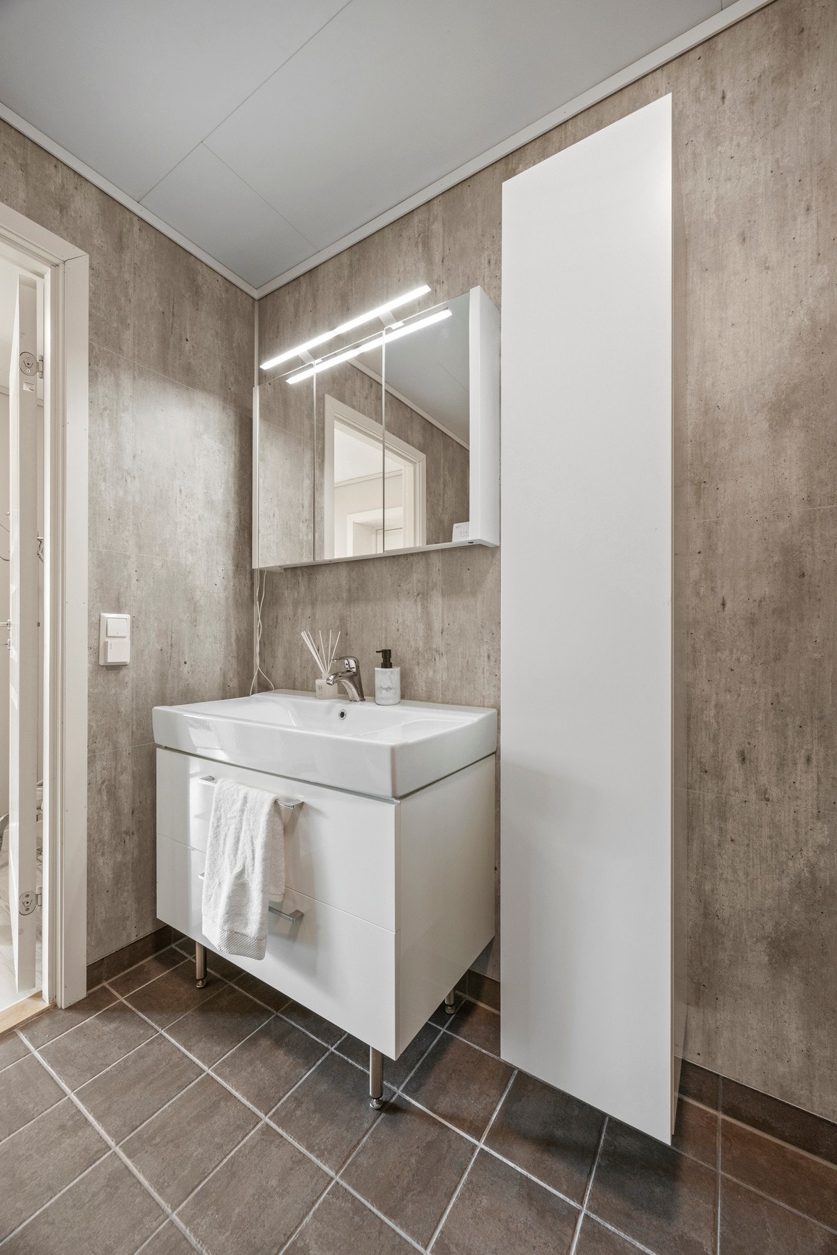 Det er servantskap, toalett og innfellbare dusjdører Galleribilde