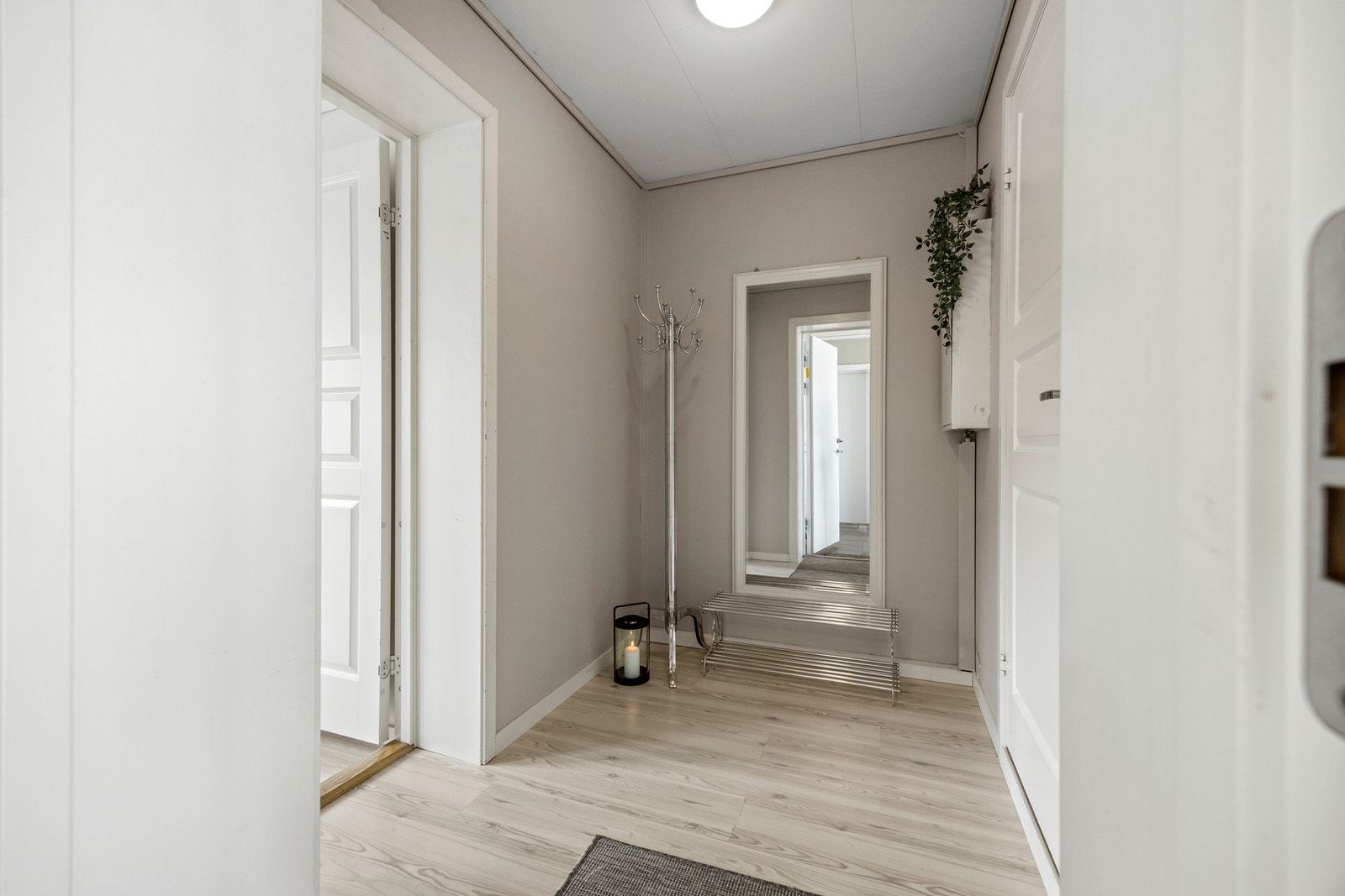 Entré - ca 3,5 kvm. Galleribilde