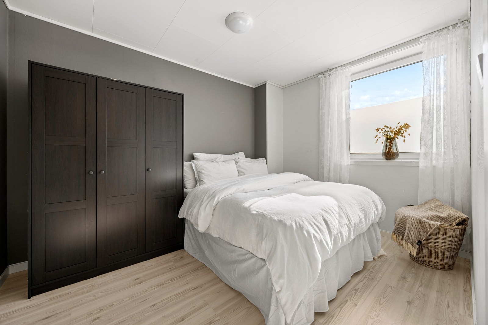 Fra stuen er det dør inn til soverom på 9 kvm. Galleribilde