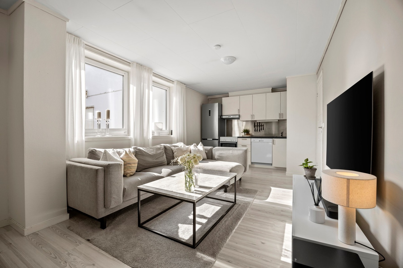 Stue og kjøkken måler til sammen ca 20 kvm. Galleribilde