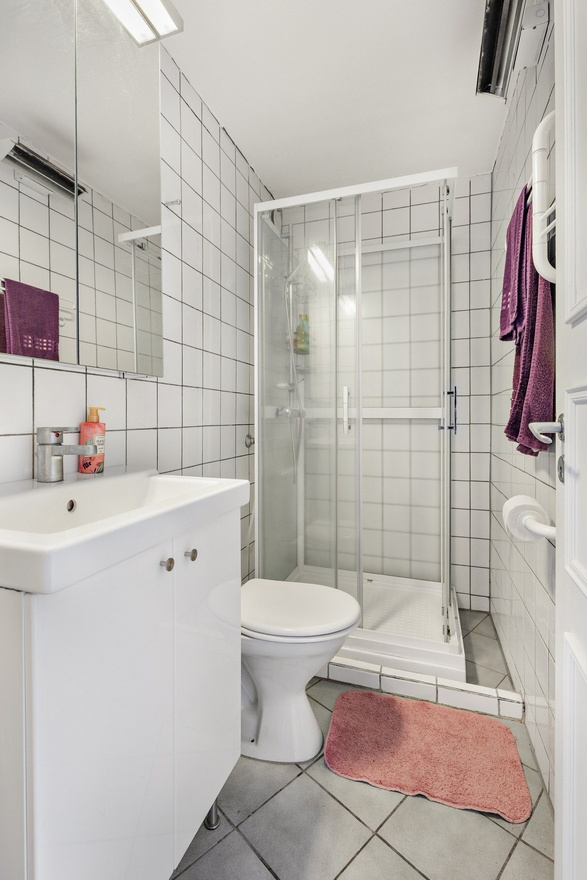 Helfliset bad med gulvvarme og malt, slett himling Galleribilde