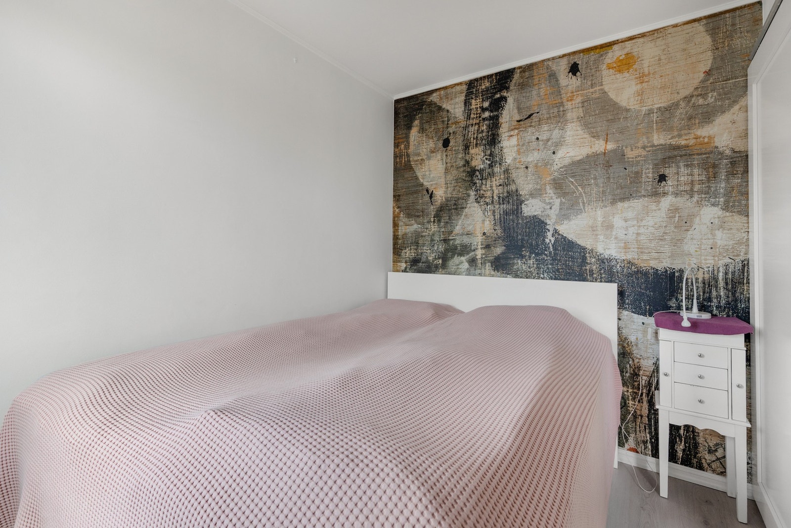 Rommet har plass til dobbeltseng Galleribilde